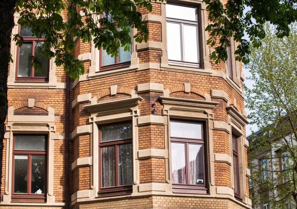 Friedrich-Ebert-Straße 96 während der Fassadenarbeiten